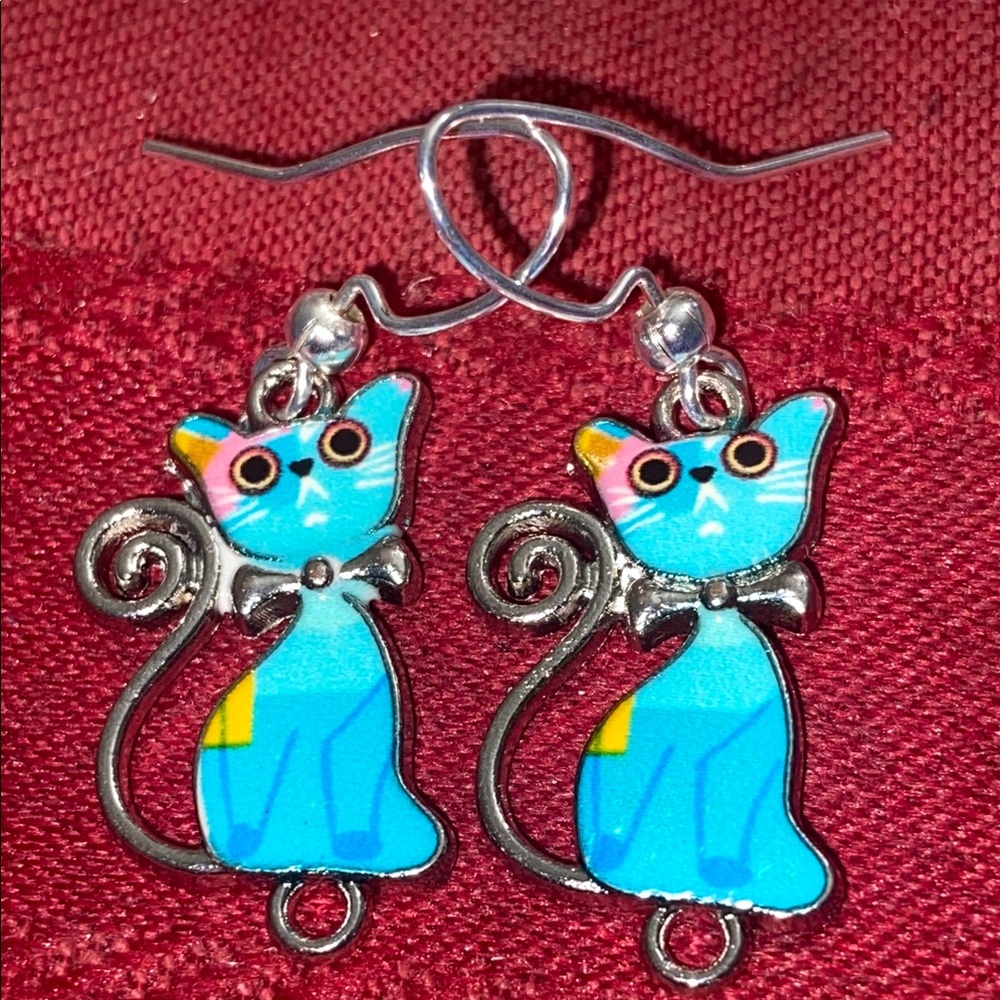 5/$10❤️❤️❤️NEW Handmade Enamel Cat Dangling Earrings